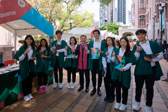 Professor Xiang Zhang interacted with alumni at the Promenade Fair outside the Main Building.