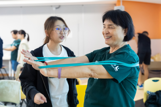 After the first stage of training, HKU students guided visually impaired individuals to use resistance bands for exercise. 