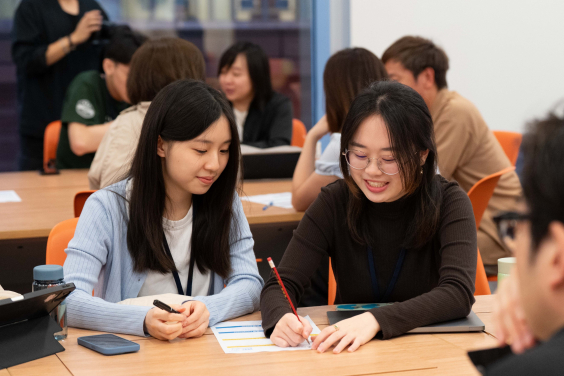 HKU students actively discussed ways to enhance the physical and mental well-being of the elderly during the workshop. 