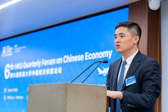 Mr Chunbo LI, President of Tsinghua Alumni Association of Hong Kong and Chairman and Chief Executive Officer of CITIC Securities International, delivers the welcoming remarks.
