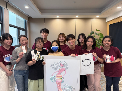 Student volunteers and Thalassemia patients learnt paper quilling from Yanli.