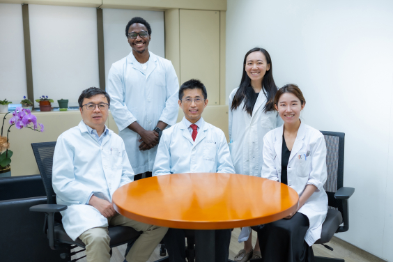 From Left to Right: Clinical Associate Professor Liwu Zheng, Assistant Professor John Adeoye, Clinical Professor Richard Su, Dr Joanna Ko, Clinical Assistant Professor Jane Jingya Pu.
