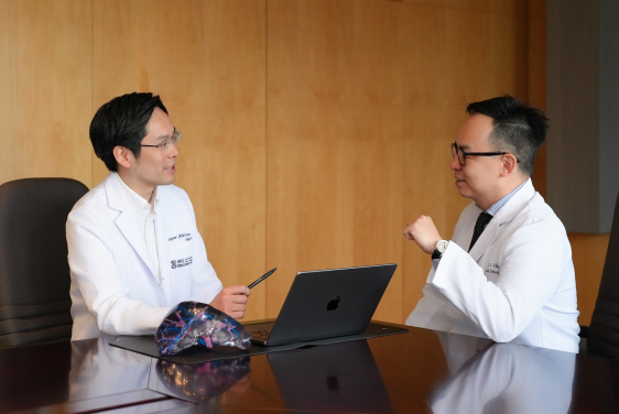 Professor Albert Chan Chi-yan (left) and Dr Chiang Chi-leung collaborate once more to develop the innovative ‘cocktail’ strategy—Locoregional therapy and immunotherapy (LRT-IO) approach. This method features three treatment stages: stereotactic beam radiotherapy (SBRT) with optional transarterial chemoembolisation (TACE), followed by immunotherapy (IO).
 