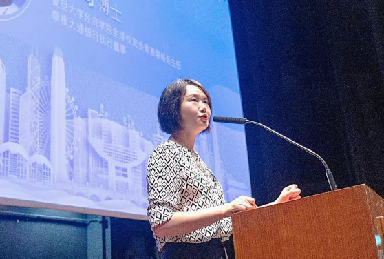 
	Ms. Qi DONG, Director of the Hong Kong Alumni Liaison Office of School of Economics of Fudan University and Executive Director of JP Morgan, delivers the welcoming remarks.
	 

