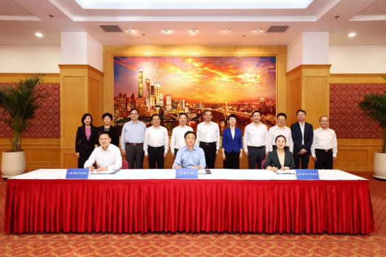 (front row from left): Mr Linlin Ye, Deputy Director of the Shanghai Municipal Education Commission, Professor Max Z.J. Shen, Vice-President and Pro-Vice-Chancellor (Research) of HKU, and Ms Difang Zhang, Deputy Chief of Pudong New Area.
 
