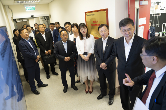 Mr Yin Hejun, Minister of Science and Technology, led a delegation on a visit to two SKLs of HKU. 