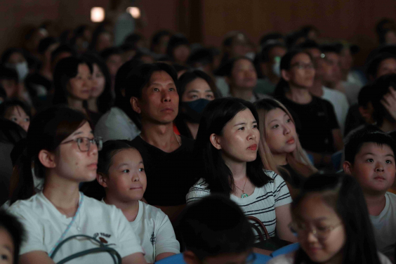 參加者投入觀賞電影及體驗靜觀活動。