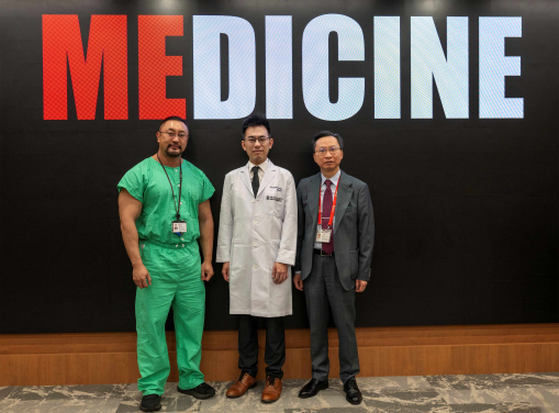 The HKUMed researchers indicated that sputum analysis and blood counts at various time points can be used to accurately predict the risk of acute COPD exacerbations. (From left: Dr Samuel Chan Shung-kay, Dr Herbert Kwok Wang-chun, and Dr James Ho Chung-man)
 