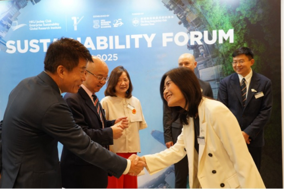 Prof. Hongbin CAI, Dean and Chair of Economics, HKU Business School, greeting Mrs. Pui Fun Dorothy MA CHOW, Acting Commissioner for Climate Change, Environment and Ecology Bureau, the Government of HKSAR, China.