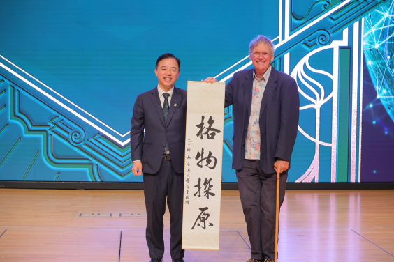 Professor Xiang Zhang presents souvenirs to Nobel Laureates. 