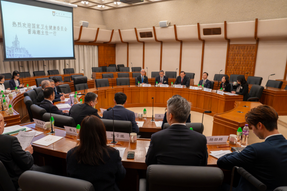 The delegation met with Dr Peter Wong, Chairman of the HKU Council; Professor Xiang Zhang, HKU President and Vice-Chancellor; Professor Lau Chak-sing, Vice-President and Pro-Vice-Chancellor (Health); Ms Isabella Wong, Associate Vice-President (China Affairs); Professor Kenneth M.C. Cheung, Hospital-Chief-Executive of the University of Hong Kong-Shenzhen Hospital and representatives from HKU.
 